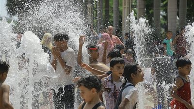 نافورة حديقة الأزهر تتحول إلى حمام سباحة للأطفال بثاني أيام عيد الأضحى (فيديو)