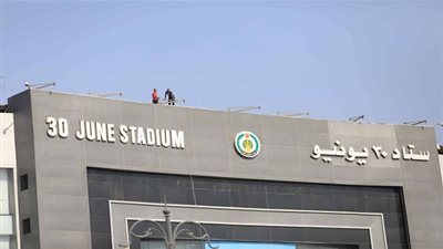 استاد الدفاع الجوي يتزين لاستقبال السوبر الإماراتي (صور)