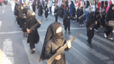 إندونيسيا تشهد عرضًا مثيرًا للجدل بسبب تلميذات منقبات