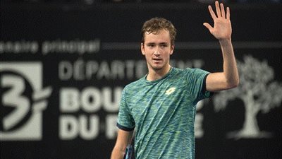 ميدفيديف يعبر إلى ربع نهائي بطولة وينستون سالم