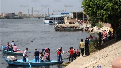 مواطنون يحتفلون بثاني أيام العيد بالمراكب النيلية في كفر الشيخ (صور)