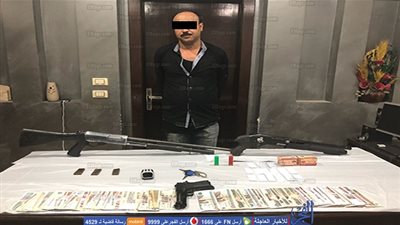 ضبط صاحب محل أدوات كهربائية بحوزته أسلحة ومخدرات بالمعصرة