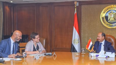 وزير التجارة والصناعة يبحث مع المفوضية الأوروبية مستقبل العلاقات الإقتصادية