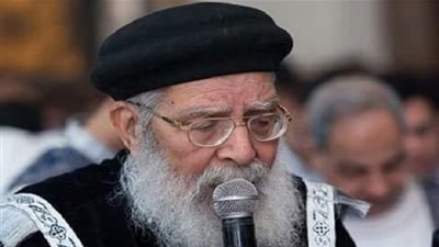 في جنازة مهيبة.. الكنيسة تودع شيخ كهنة المطرية