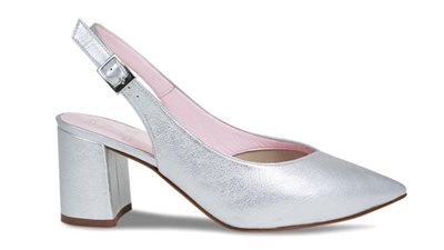 للعروس الطويلة.. أحذية بكعب قصير تناسب إطلالتك 