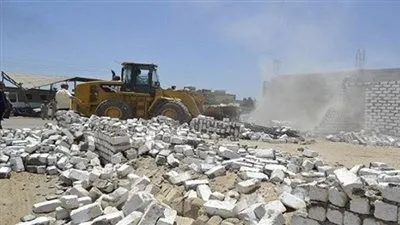 إزالة حالة تعد بالبناء على أرض زراعية بمركز دير مواس بالمنيا