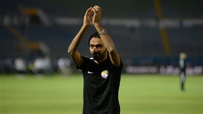 حسين الشحات يرد تحية الجماهير قبل بداية مباراة السوبر الإماراتي (صور)