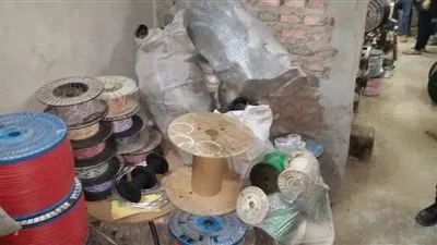 ضبط مصنع كابلات كهربائية بدون ترخيص في منشأة ناصر
