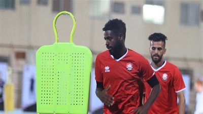 الرائد السعودي يجدد عقد لاعبه 