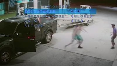 كاميرات المراقبة ترصد جريمة قتل بشعة داخل محطة بنزين أميركية