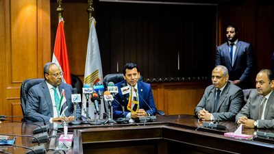 موتمر وزير الشباب والرياضة مع بعثه الإمارات (صور)