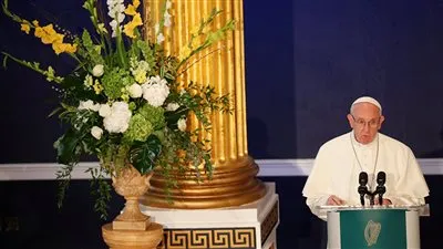 مسؤول كبير بالفاتيكان يطب باستقالة البابا 