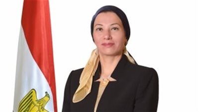 مواطن ينقذ سلحفاة بحرية بإعادتها إلى بيئتها الطبيعية 