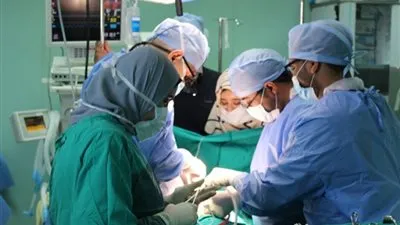  أستاذ جراحة عيون: 