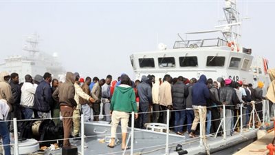  إيطاليا تسمح بدخول مهاجرين عالقين