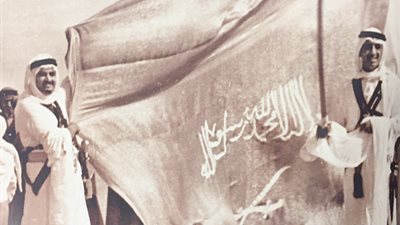 عاجل..اخبار السعودية اليوم | صورة نادرة للملك سلمان والملك فهد يوم تولي الملك سعود الحكم