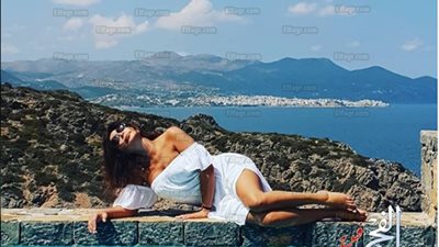 إليسا تتجاوز أزمتها وتبحر في مياه اليونان (صور)