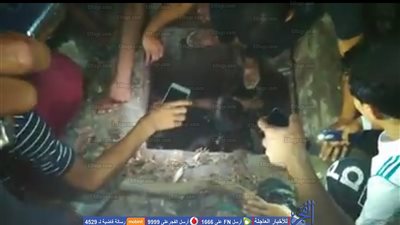 لحظة انتشال جثة طفلة سقطت في 