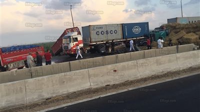 عاجل.. لحظة تصادم سيارتين نقل على الطريق الصحراوي بالإسكندرية (فيديو وصور)