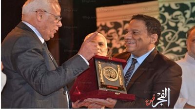 محافظ بورسعيد يكرم عادل عبده ونجوم عرض 