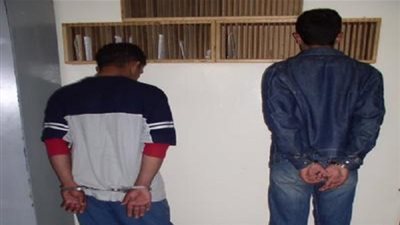 القبض على شابين بصدد نطر هاتف جوال‎