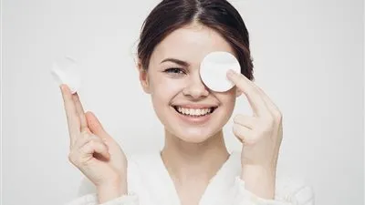 تجنبي هذه الأخطاء عند إزالة المكياج