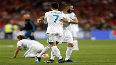 كوميكس.. بنزيما يرسل تحياته إلى رونالدو