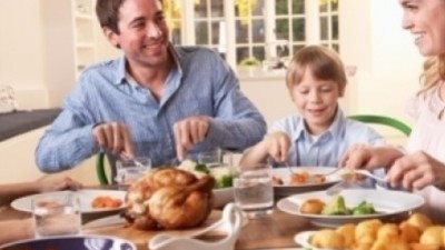 هل يجوز الكلام أثناء تناول الطعام؟