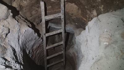 القبض على 5 أشخاص أثناء تنقيبهم عن الأثار بقرية 