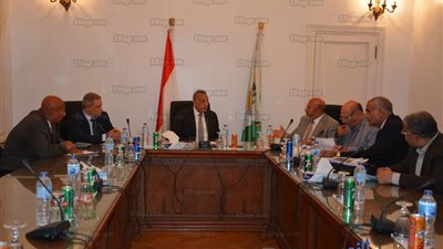 محافظ الجيزة يعقد اجتماعا عاجلا لحل أزمة انقطاع المياه (صور)