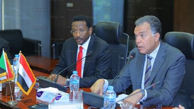 وزير النقل يبحث ربط السكك الحديدية بين مصر والسودان (فيديو وصور)