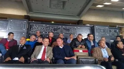 الخطيب يؤازر الأهلي من مقصورة برج العرب