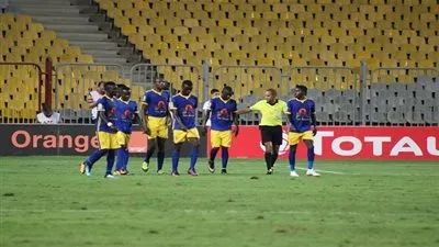 كمبالا يتعادل بضربة رأسية في شباك الأهلي (فيديو)