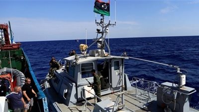 خفر السواحل الليبية تعترض 3 قوارب على متنها 230 مهاجرًا