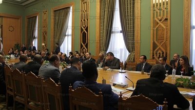 جلسة مباحثات مشتركة بين 