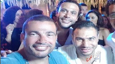 تعرف على سبب ارتداء عمرو دياب 