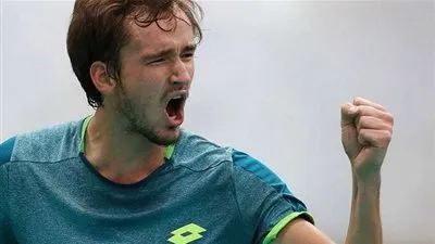 مدفيديف يهزم تسيتسيباس ويتأهل للدور الثالث ببطولة أمريكا المفتوحة