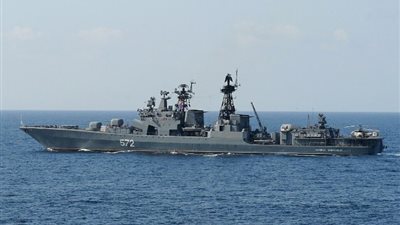 البحرية الأمريكية تضبط مئات الأسلحة في قارب بخليج عدن