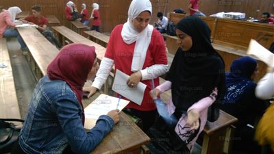 معامل كلية الأداب بعين شمس تستقبل طلاب الدور الثاني لتسجيل رغباتهم (صور)