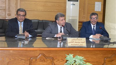 رئيس جامعة بنها يتفقد إنشاءات أول مبنى فندقي بالمدن الجامعية