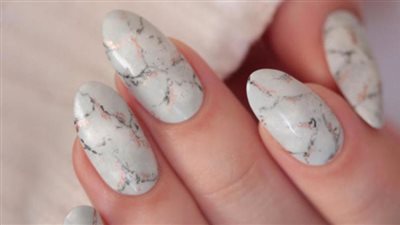الأظافر الرخامية.. أجدد صيحات موضة المناكير هذا العام