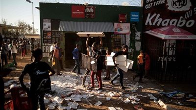 اشتباكات بين السكان والمهاجرين في جنوب افريقيا 