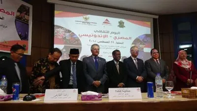 السفير الاندونيسي يهدي لرئيس جامعة المنيا درع السفارة