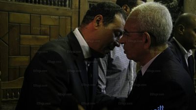 كبار الكُتاب والإعلاميين يقدمون العزاء في شقيق عصام كامل (صور)