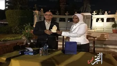 المتحف المصري يهدي سلماوي مستنسخ أثري للكاتب المصري القديم (صور) 