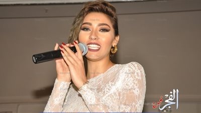 زيزي عادل: أجهز دويتو مع مطرب شعبي شهير.. وأتمنى دخول عالم التمثيل