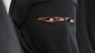 كاتبة تطالب بحظر ارتداء النقاب في مصر