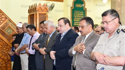 محافظ البحيرة الجديد يؤدي صلاة الجمعة بدمنهور (صور)