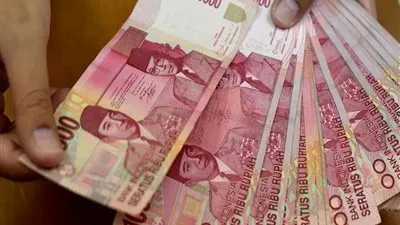 عملة إندونيسيا تتراجع لأدنى مستوى منذ أزمة 1998