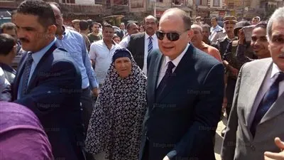 محافظ الفيوم يستجيب لمطلب مسنة بالتحدث إليه على انفراد أثناء جولته اليوم (صور)